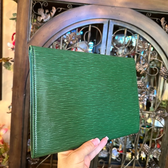 Beautiful Louis Vuitton Lena Epi Clutch - Picture 13 of 14